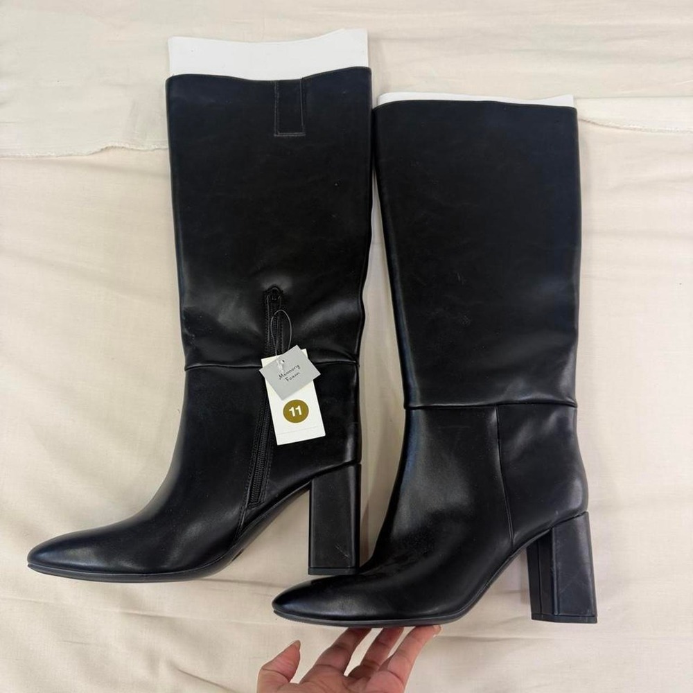 Black knee-high heeled boots in size 11
